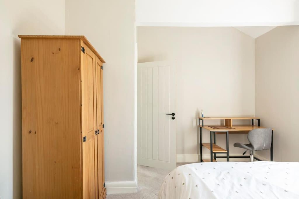 Atrium House Guest House Hazel Grove Esterno foto