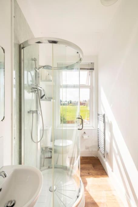 Atrium House Guest House Hazel Grove Esterno foto