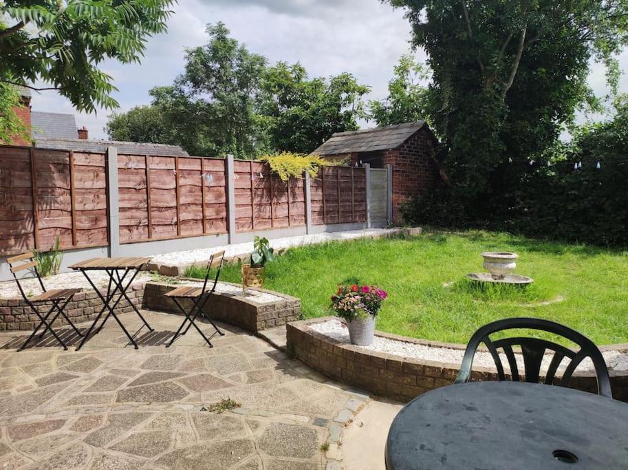 Atrium House Guest House Hazel Grove Esterno foto