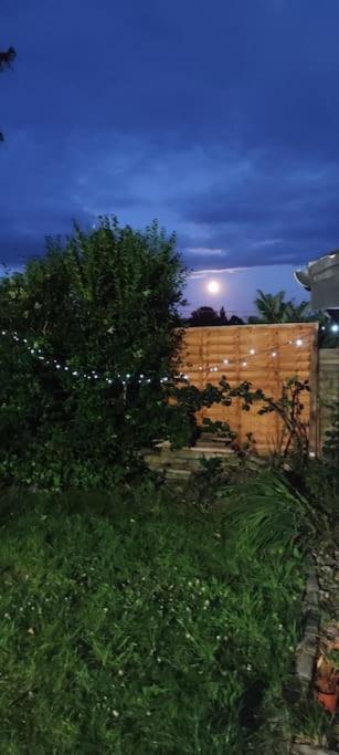 Atrium House Guest House Hazel Grove Esterno foto
