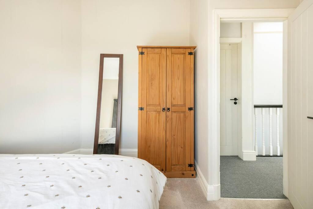 Atrium House Guest House Hazel Grove Esterno foto