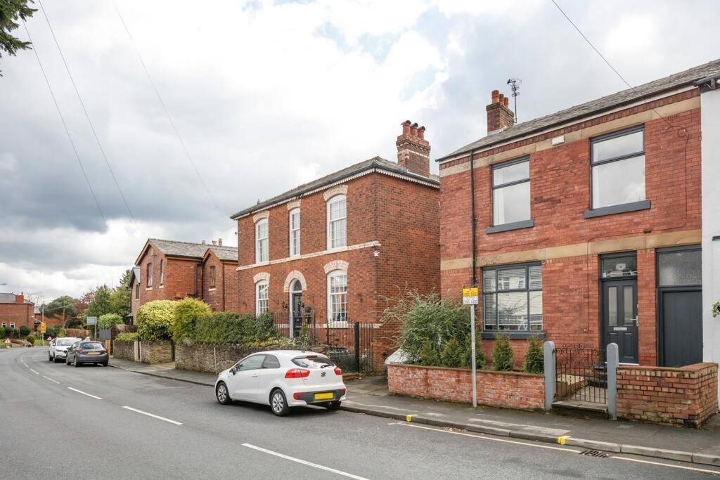Atrium House Guest House Hazel Grove Esterno foto
